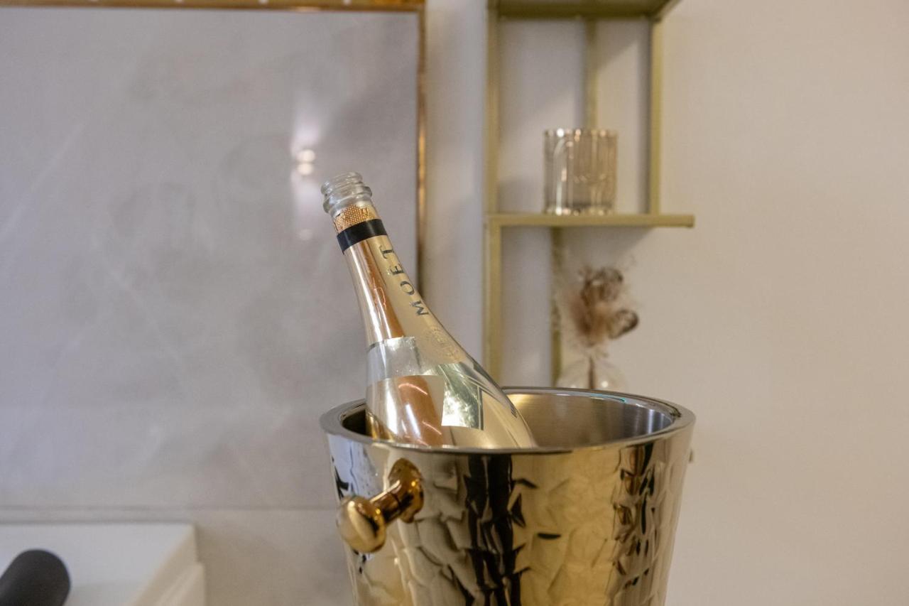 Fashion Apartment Gold Bologna With Jacuzzi & Car Garage Exterior foto