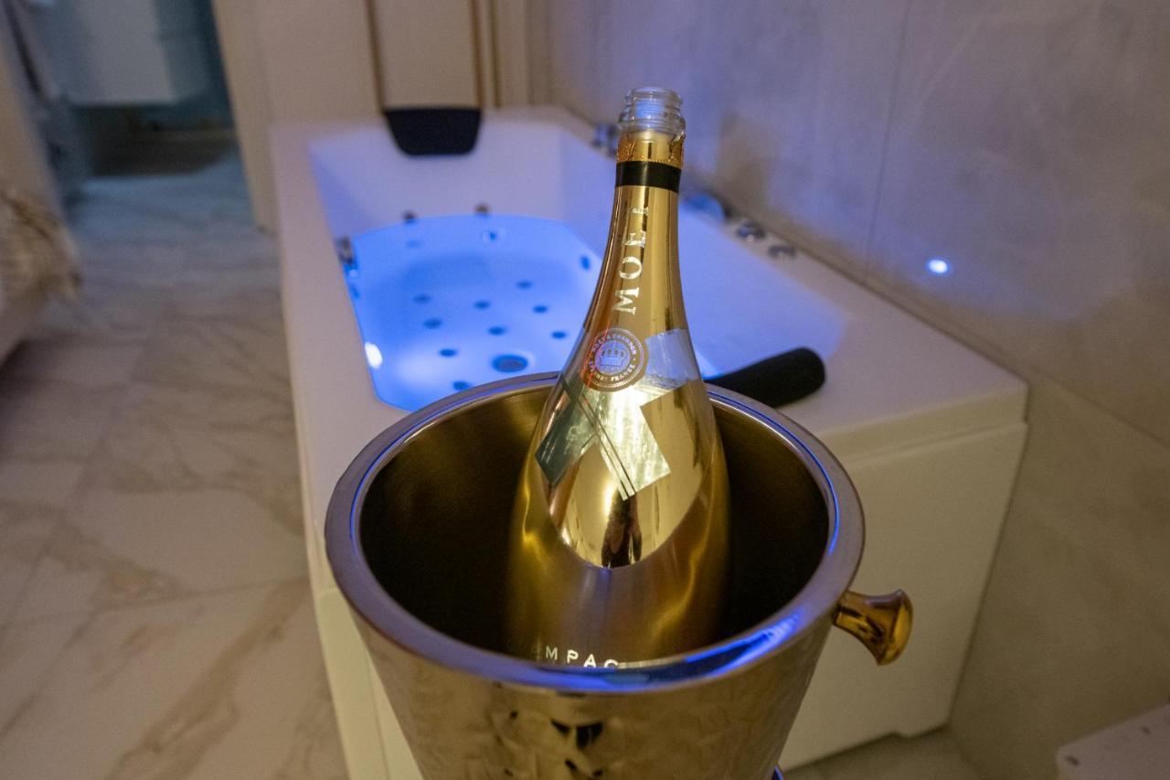 Fashion Apartment Gold Bologna With Jacuzzi & Car Garage Exterior foto