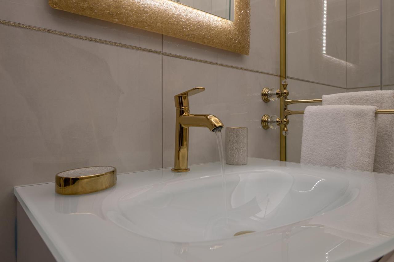 Fashion Apartment Gold Bologna With Jacuzzi & Car Garage Exterior foto